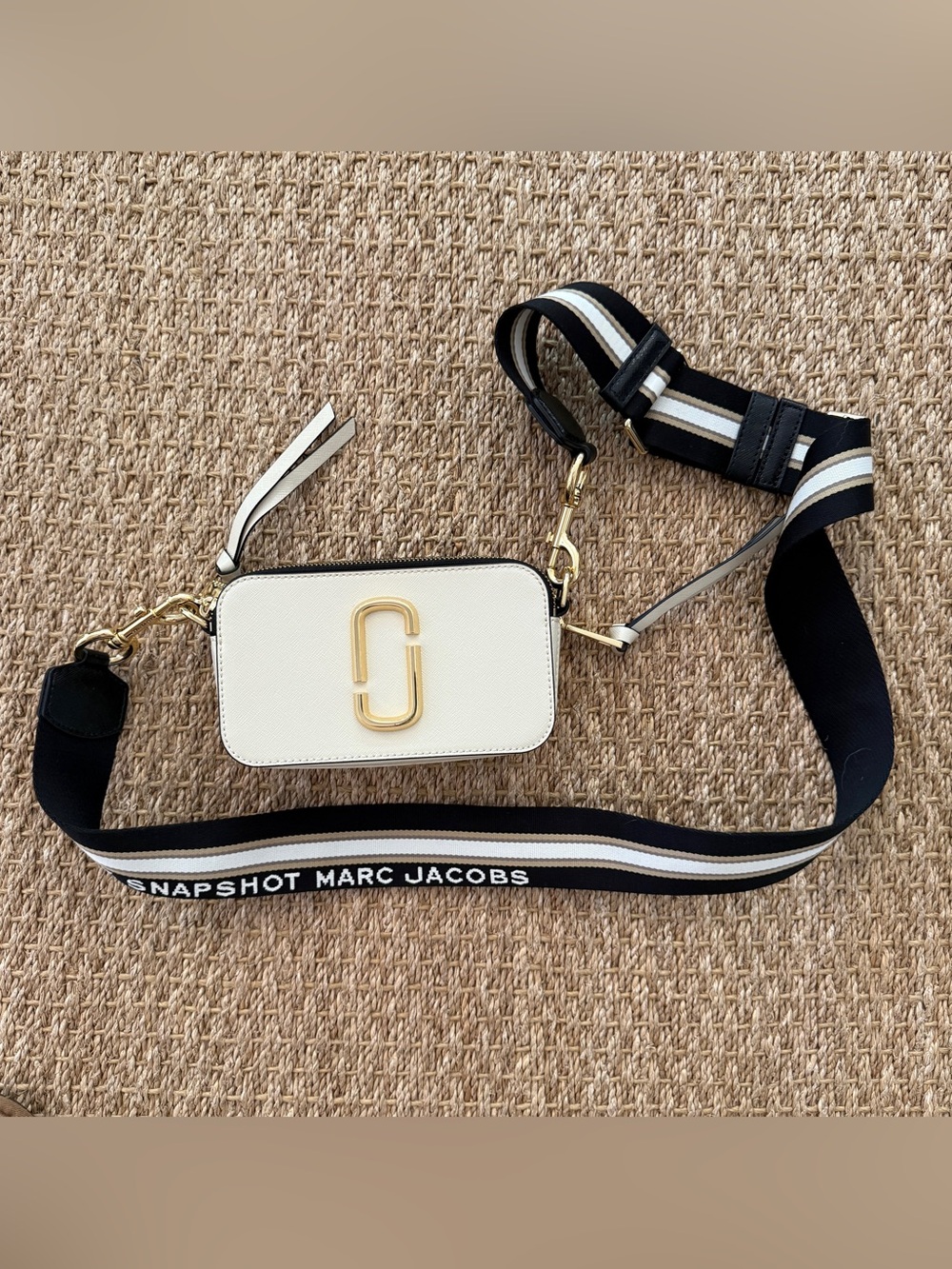 Like New Marc Jacob’s The Snapshot bag. Ivory and Black. With dust bag.